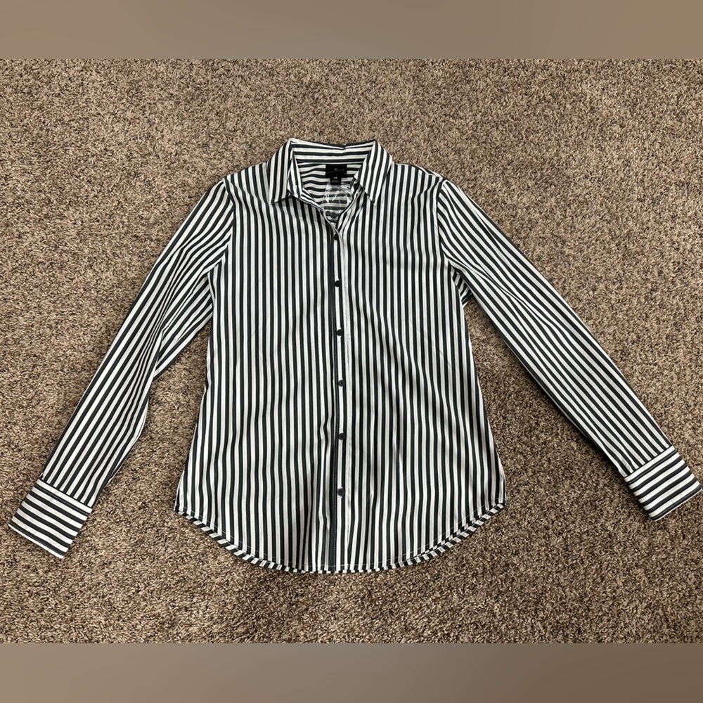 Size XS Woman’s Worthington button down.  Grey and White new w/tags
